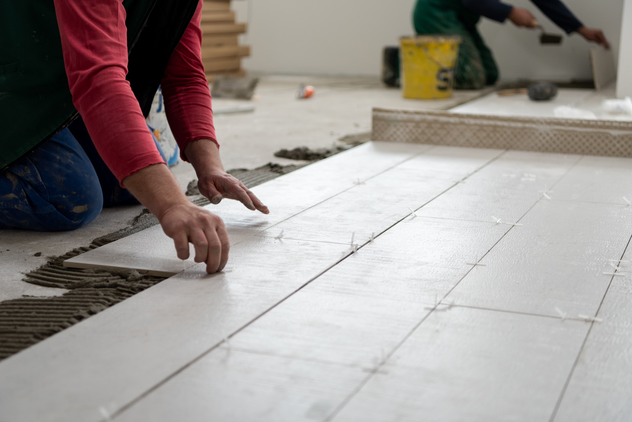 vecteezy_worker-installing-the-ceramic-wood-effect-tiles-on-the-floor_11931717
